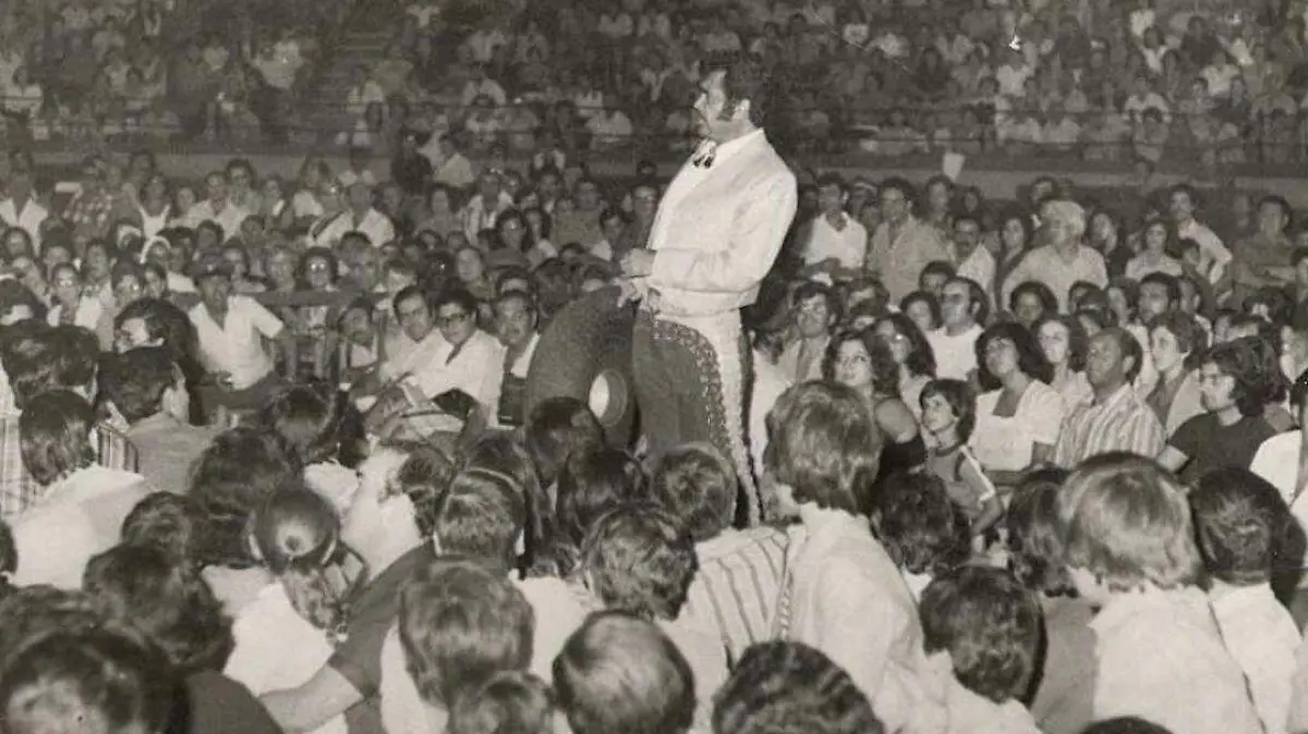 VICENTE FÉRNANDEZ CANTÓ UNA CANCIÓN PARA SALAMANCA 1