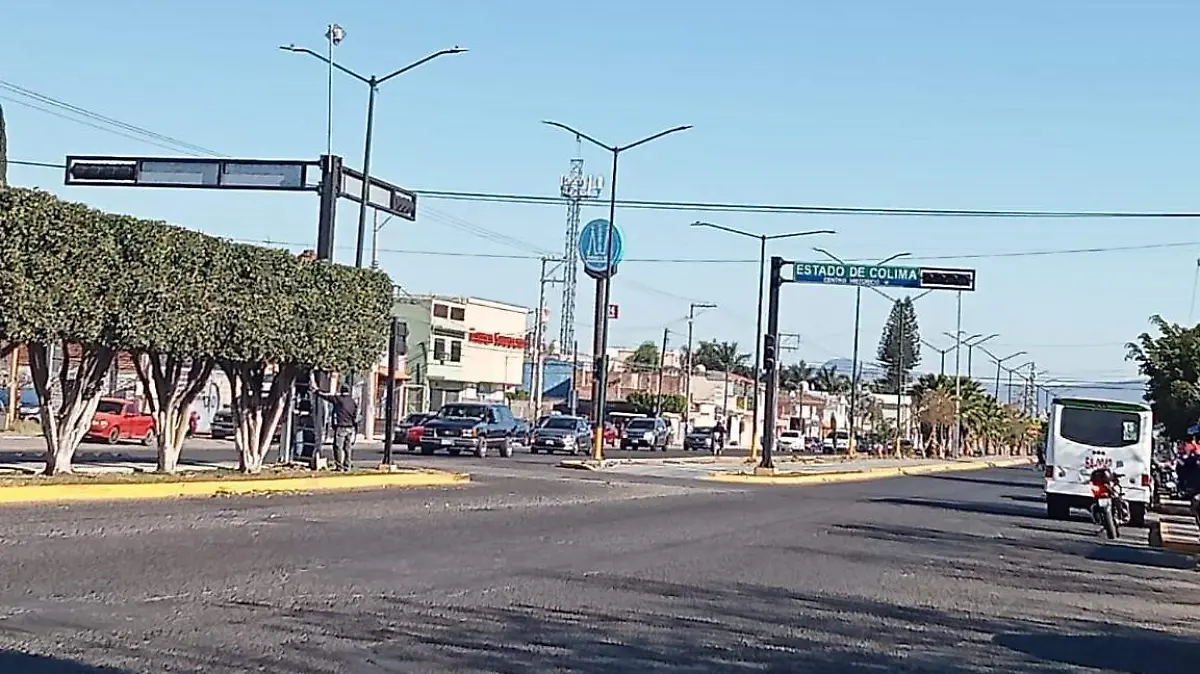 REPARAN SEMAFORO EN  AVENIDA VALLE DE SANTIAGO  (1)