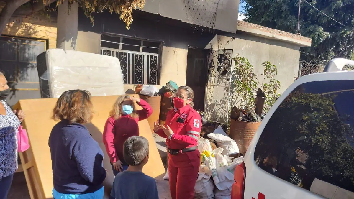 BRINDA CRUZ ROJA APOYO A FAMILIA QUE PERDÍO SU PATRIMONIO EN INCENDIO 2