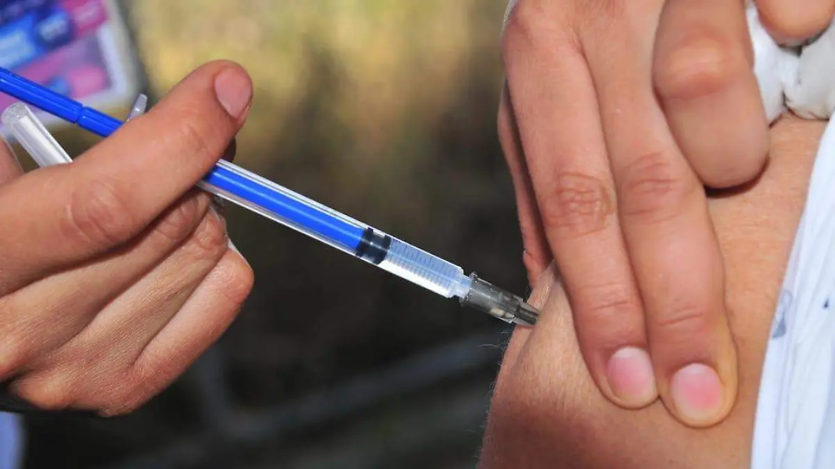 Vacunan a 14 abuelitos del asilo La Conferencia 3