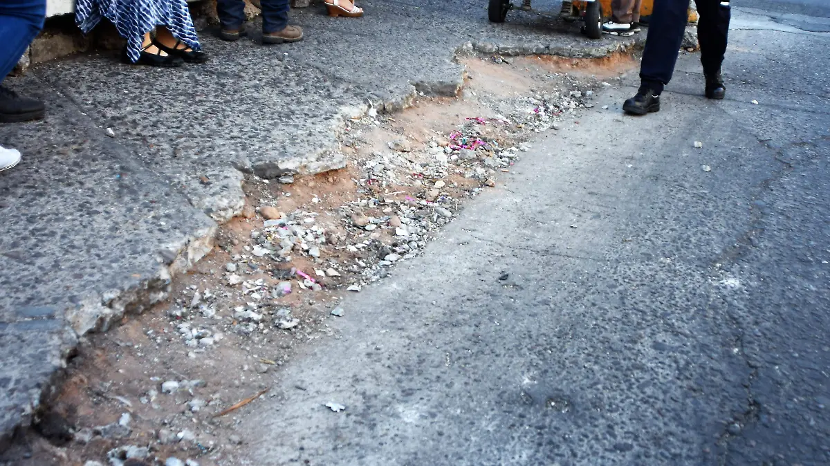 SIGUEN BANQUETAS DE LA CALLE TOMASA ESTEVES EN MAL ESTADO 2