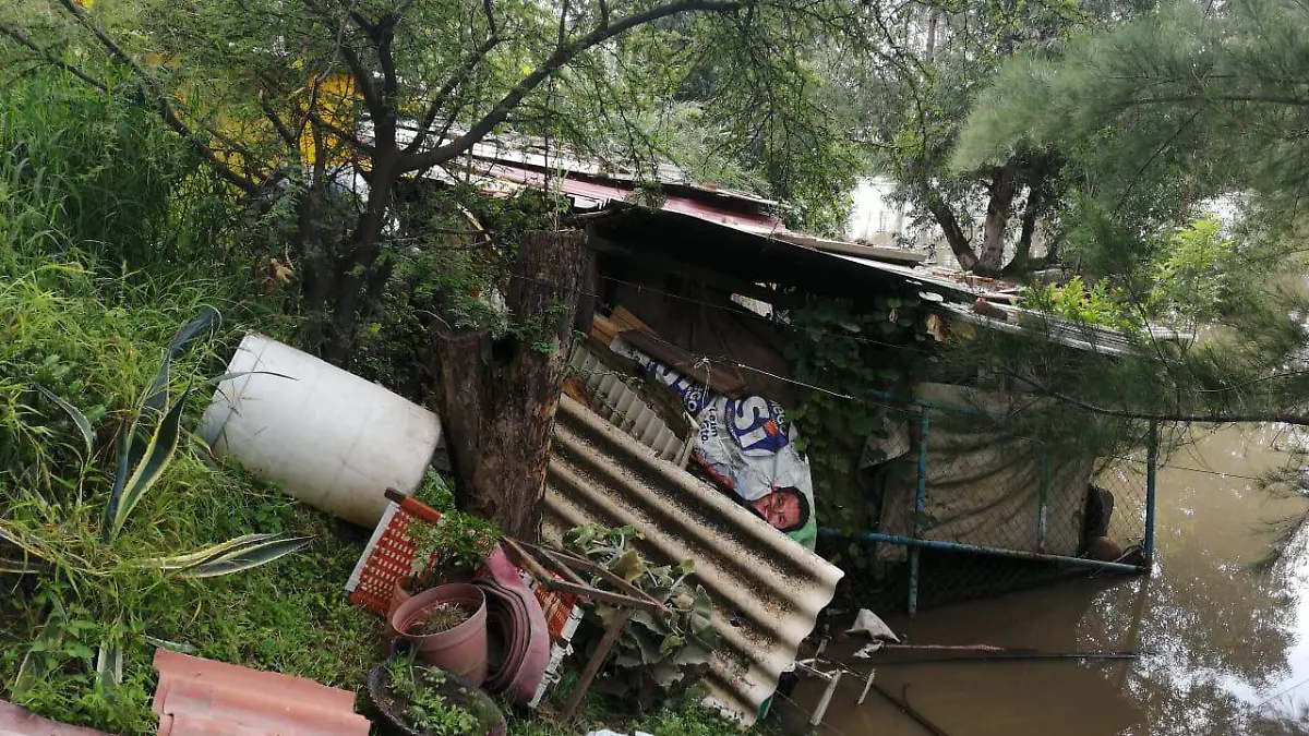 Rio-se-lleva-parte-de-su casa  (1)