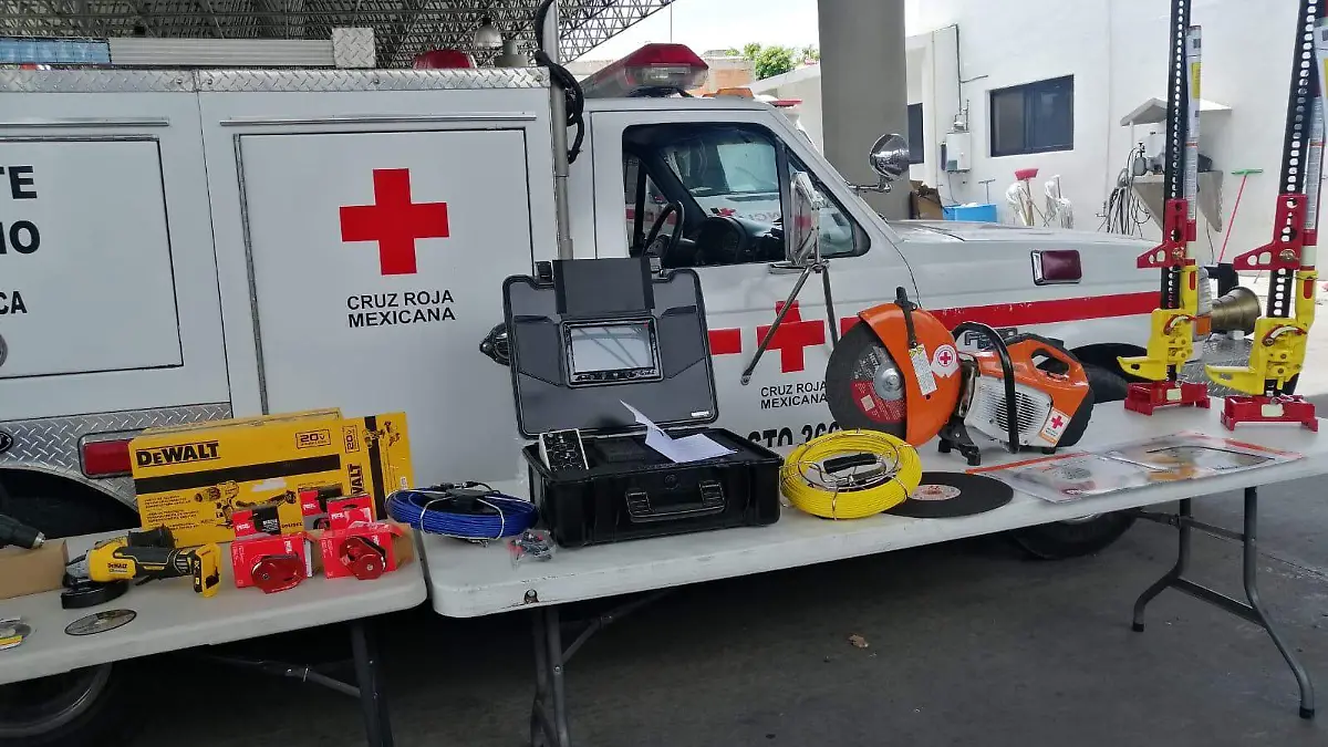 ENTREGAN EQUIPO DE RESCATE 2