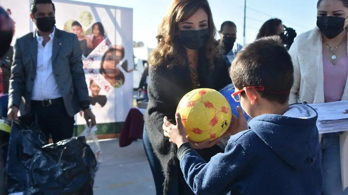 ENTREGAN JUGUETES EN FRACCIONAMIENTO BARLOVENTO 3