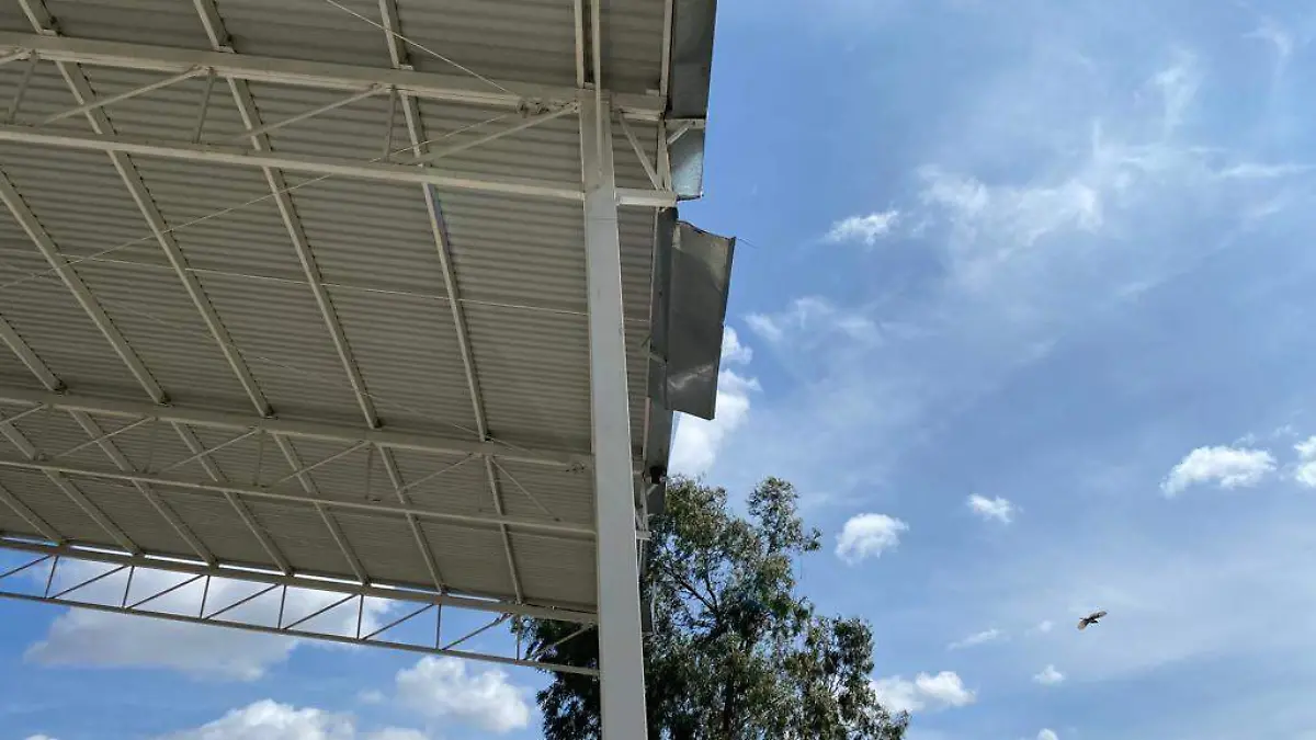 TEMEN PADRES DE FAMILIA DE TELESECUNDARIA 150 QUE SE DESPRENDAN LAMINAS DE TECHUMBRE DE CANCHA  (2)