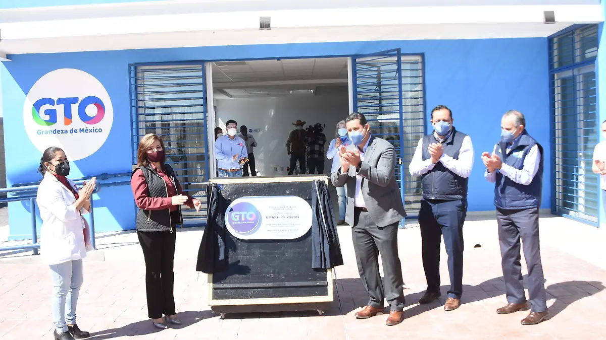 Gobernador entrega unidad médica 1