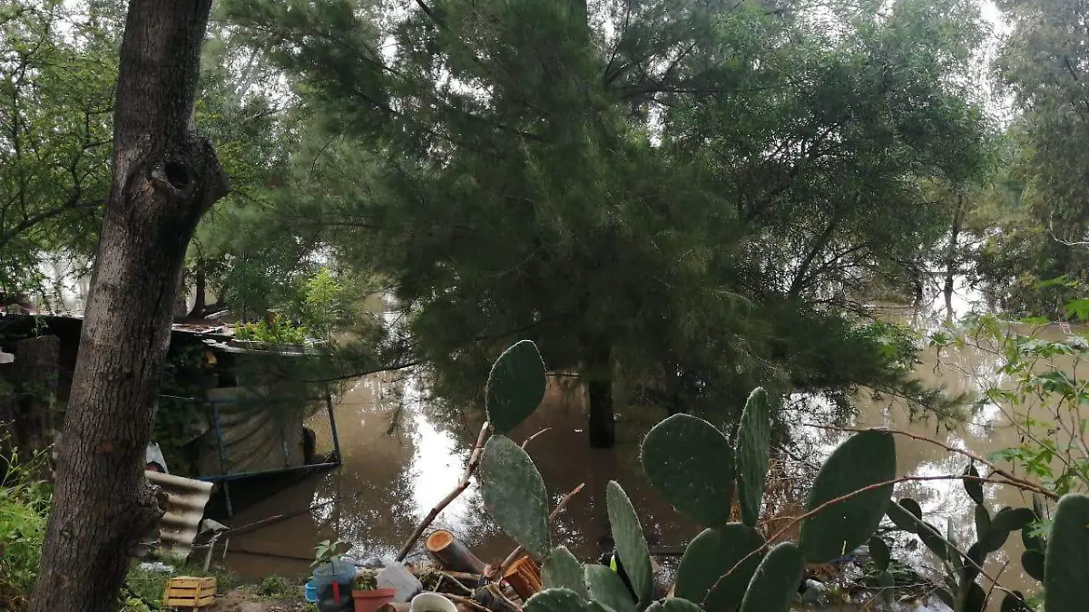 Rio-se-lleva-parte-de-su casa  (3)