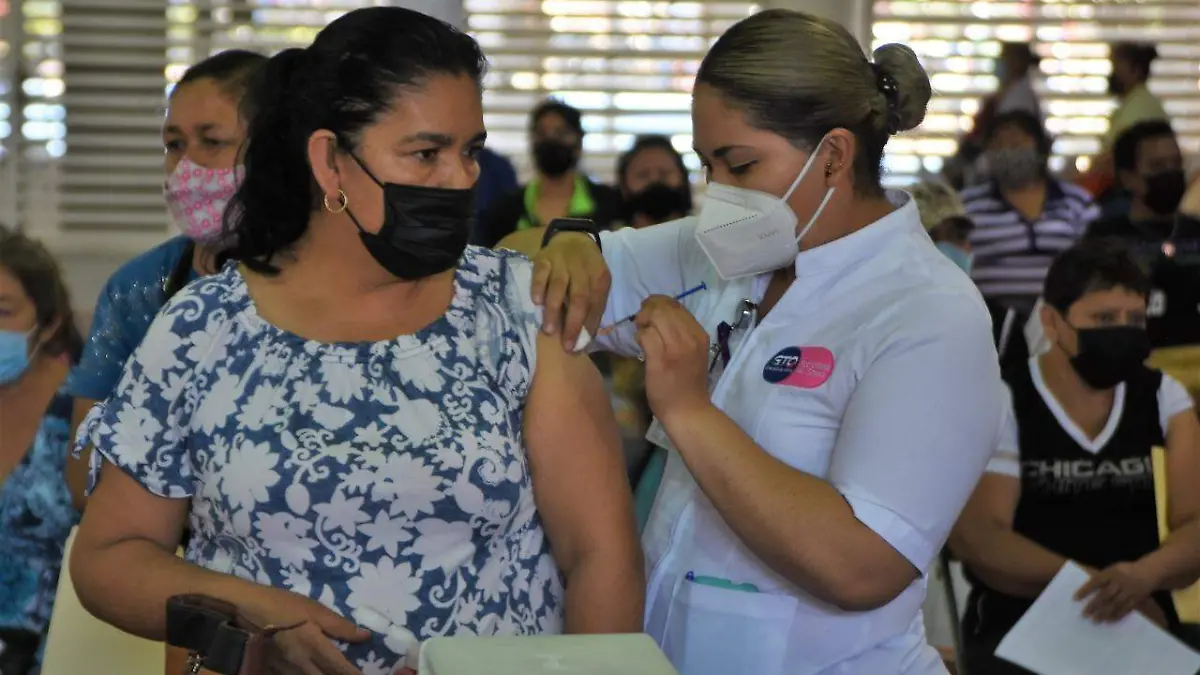 Realizan-vacunación-a-adultos-de-50-a-59 (3)