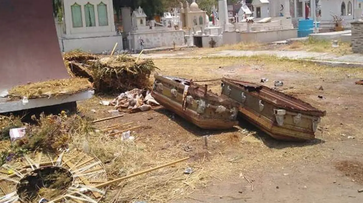 MALAS CONDICIONES DEL PANTEON  LA CRUZ   (1)