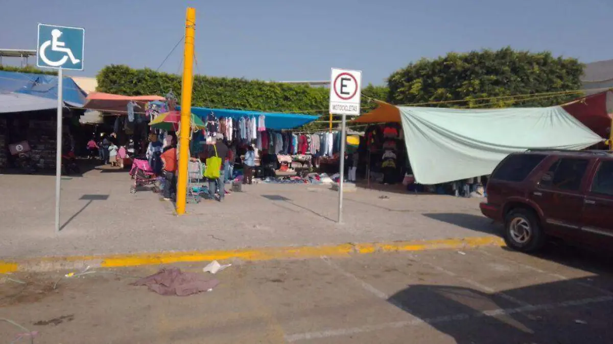 MANTIENEN OPERATIVO BARREDORA EN MERCADOS MUNICIAPALES 3