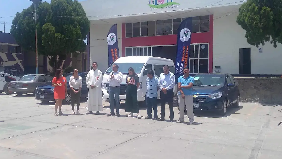 entrega de autos en el DIF de Valle 1