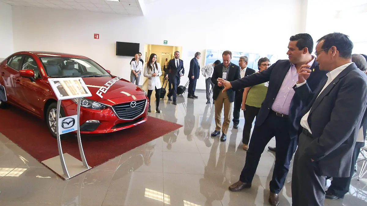 Visita Gobernador Planta Mazda en Salamanca  (10)