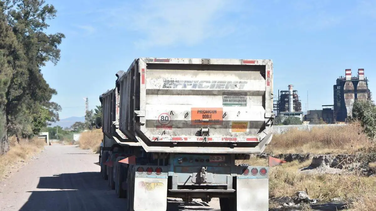 Inicia el desalojo de escombro contaminado de Tekchem  1