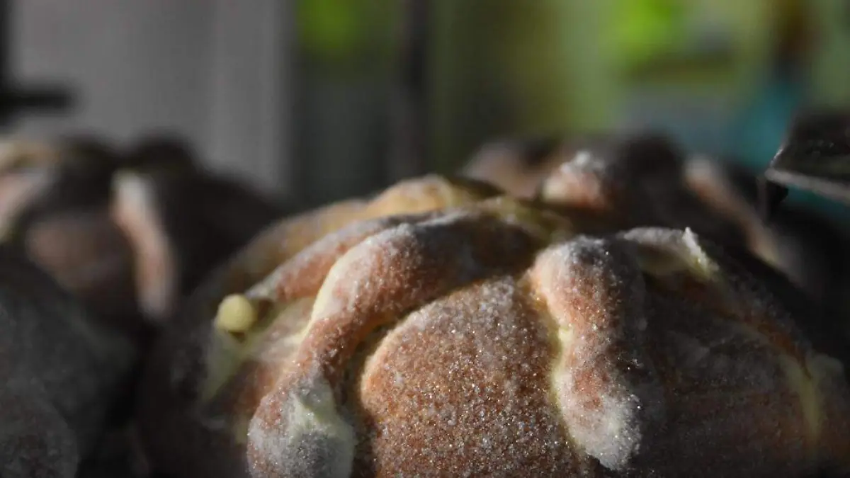 CUATRO GENERACIONE HACIENDO PAN DE MUERTO