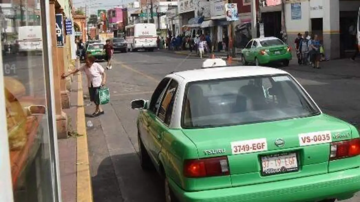 TAXISTAS ESPERAN QUE MEJORE LA SITUACION (1)
