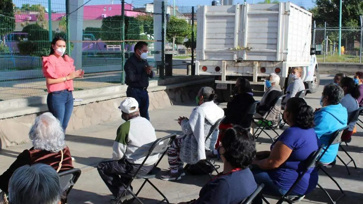 ENTREGA DE APOYO  ALIMENTARIO A LOS ADULTOS MAYORES (1)