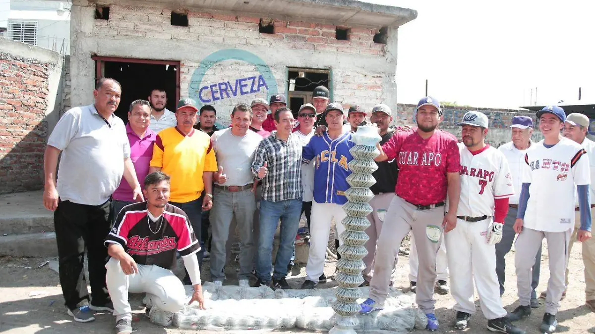 ALCALDE ENTREGA APOYOS A BEISBOLISTAS (1)