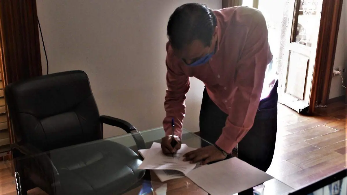 ALCALDE FIRMA CONVENIO DE PROTECCION  (1)