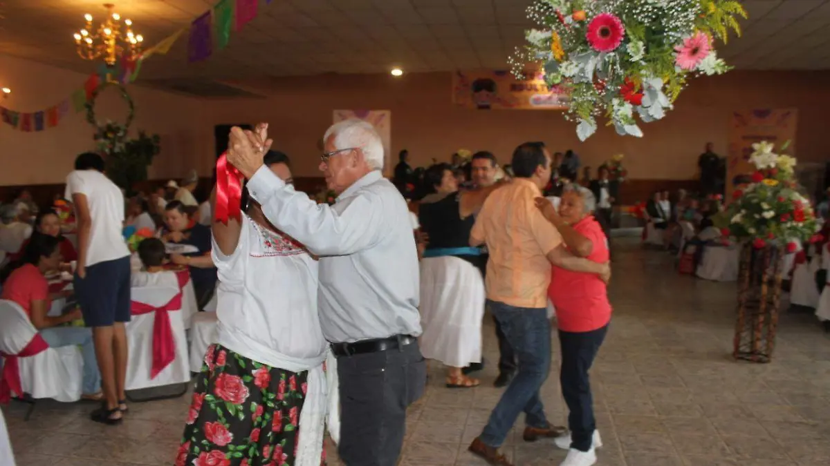 FESTEJO ATIPICO DEL DIAL DEL ABUELO (1)