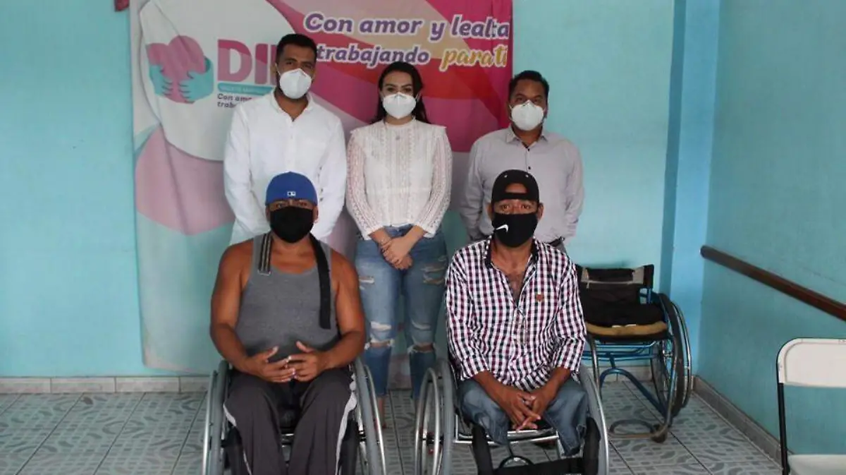 REALIZAN LA ENTREGA DE SILLAS DE RUEDAS  (1)