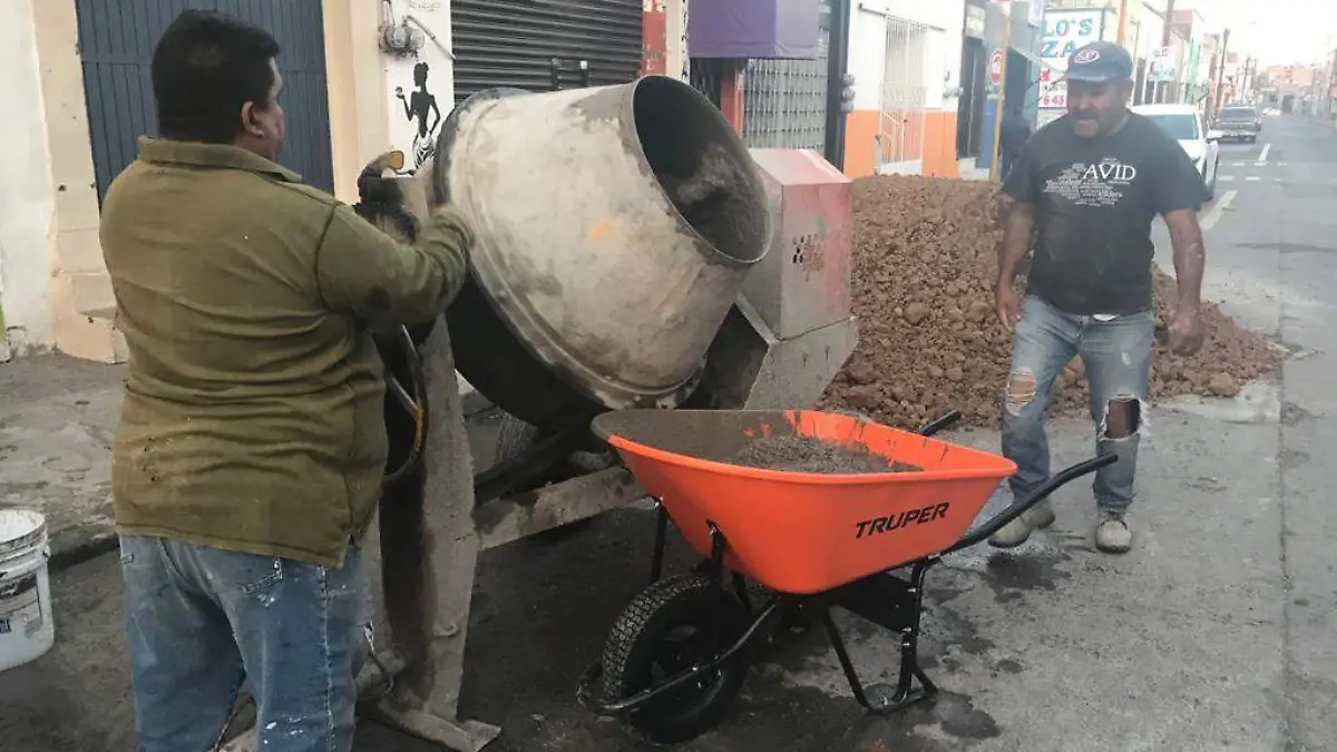 SUPERVISAN POR UN VALLE SIN BACHES EN CALLE JUAREZ (1)