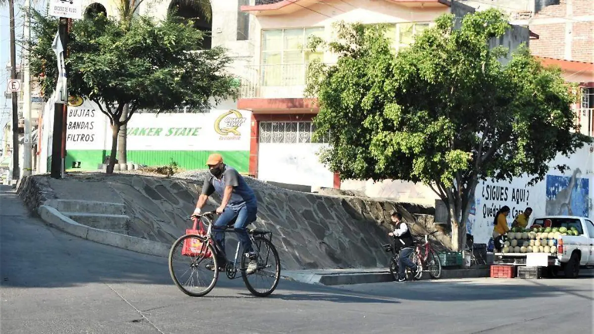 ES MEJOR UNAS LA BICICLETA QUE LOS AUTOS (1) - copia