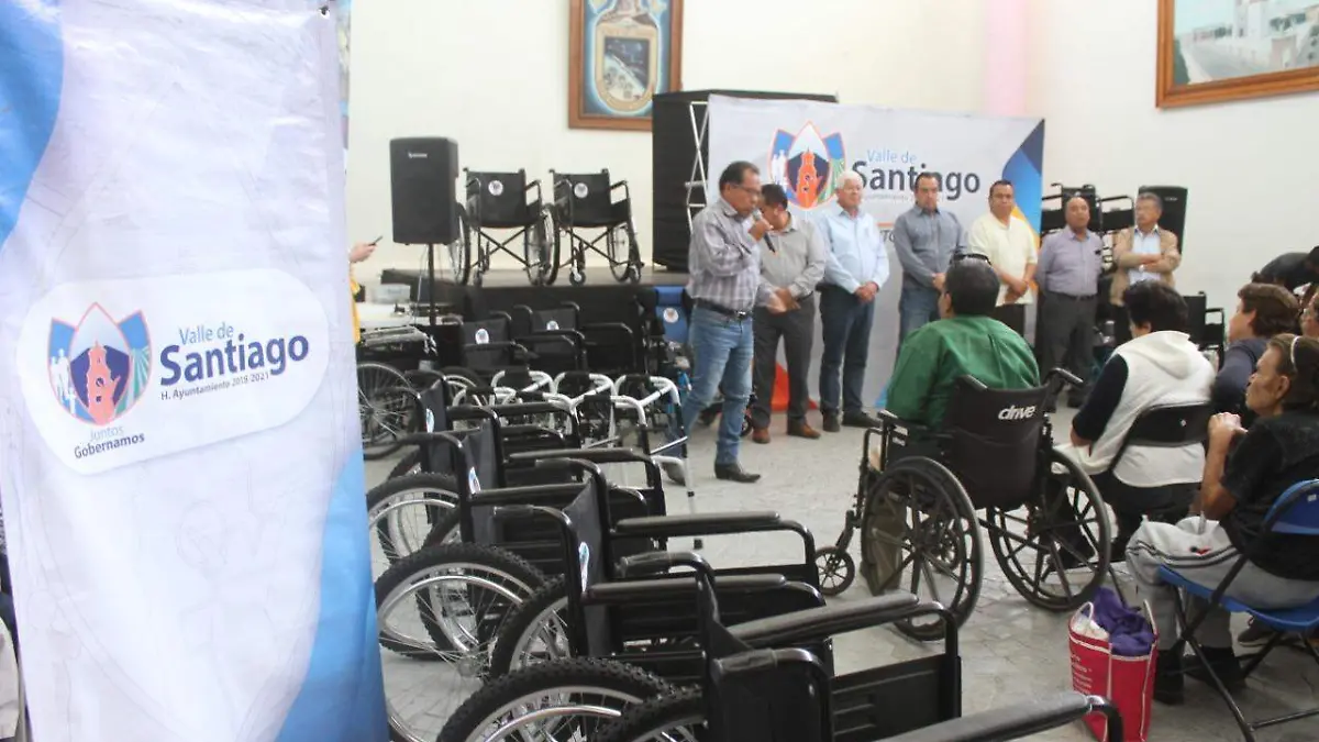ALCALDE ENTREGA SILLAS DE RUEDAS (1)