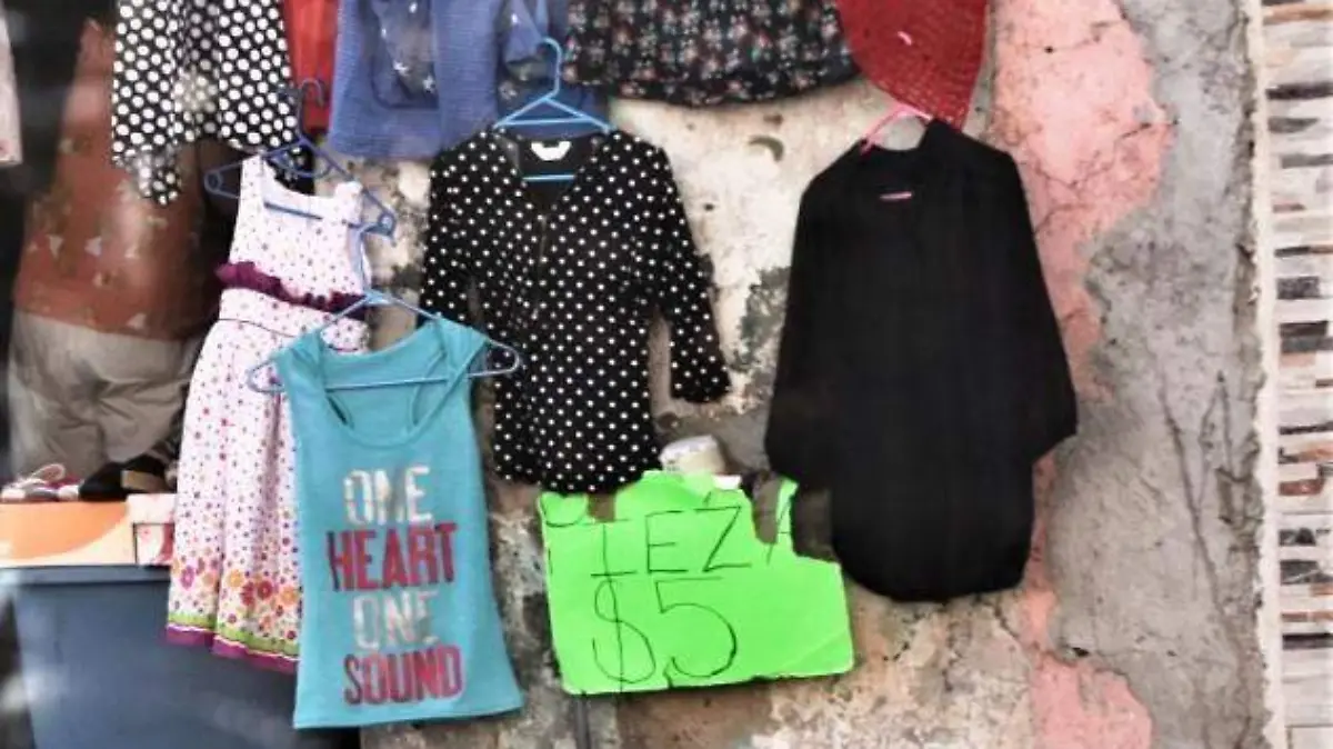 SACAN SU MERCANCÍA A FUERA DE SUS CASAS (1)