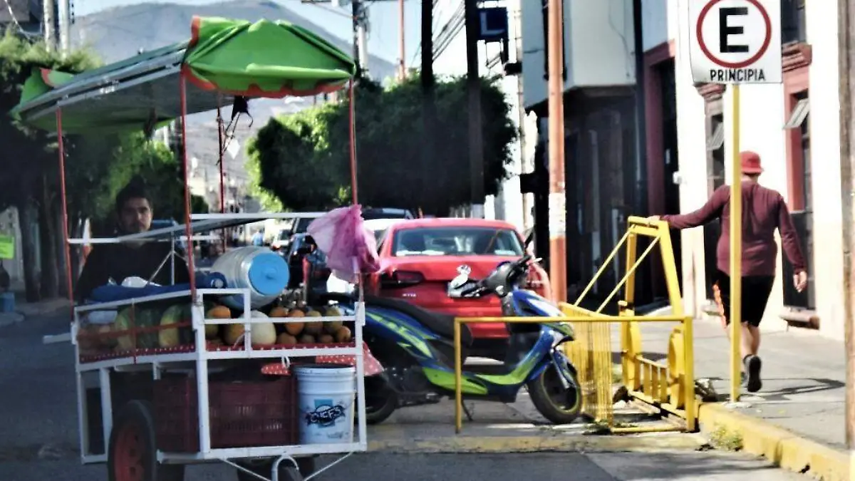 CIERRE DE ESCUELAS AFECTA A COMERCIANTES AMBULANTES (1)