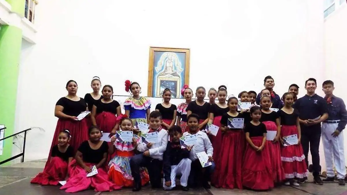 CIERRAN CON EXITO TALLER DE DANZA FOLKLÓRICA  (1)