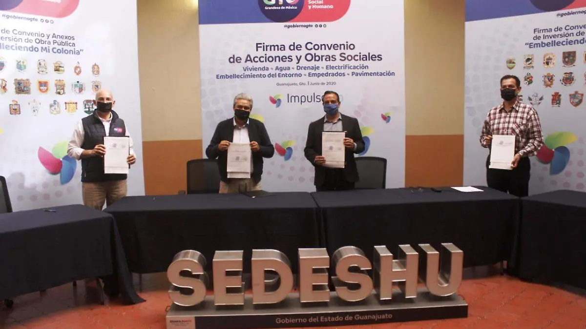 ALCALDE FIRMA CONVENIOS DE OBRA CON SEDESHU (1)