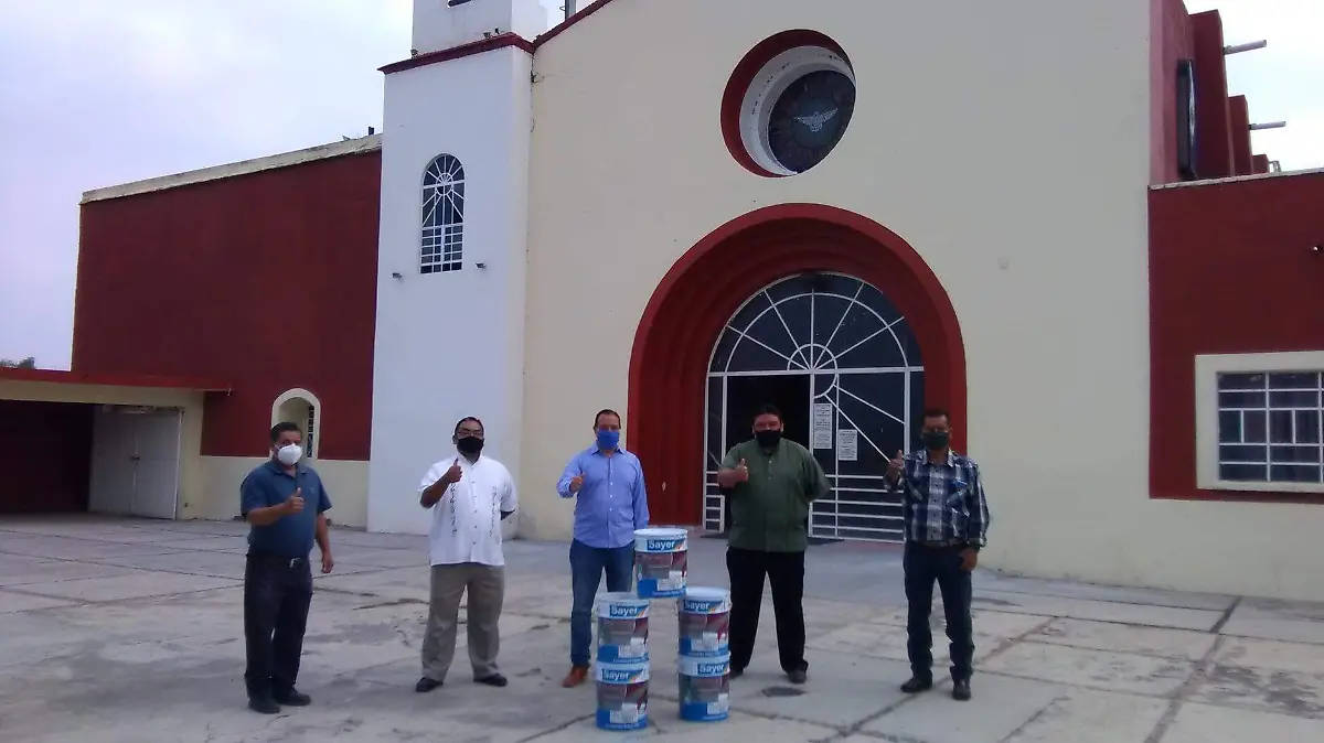 ALCALDE DE ENTREGA PINTURA A LA PARROQUIA (1)
