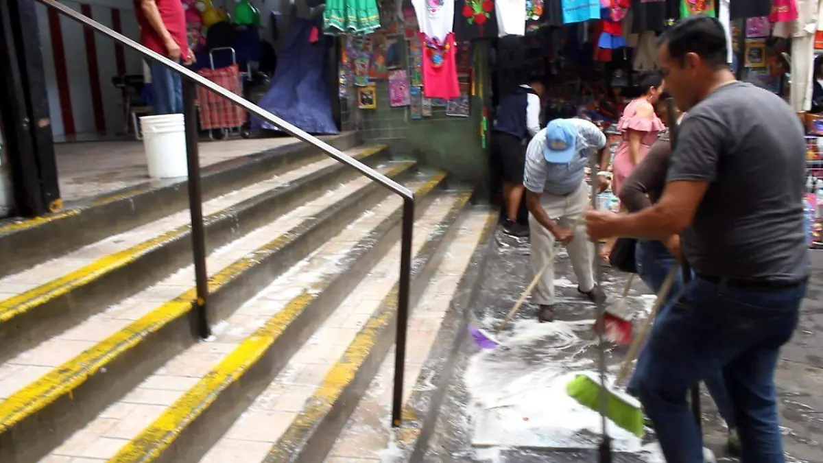 HACEN LIMPIEZA INTENSIVA EN EL MERCADO HIDALGO (1)