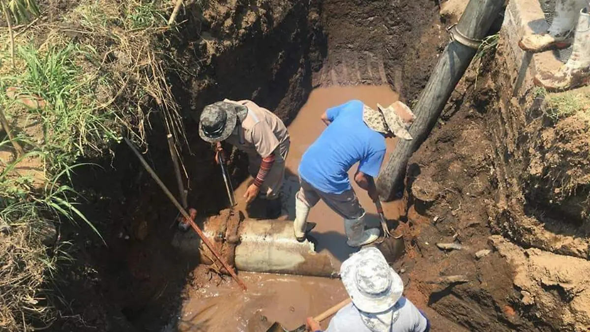 REPARAN FUGA AGUA (2)