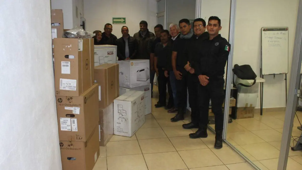 ENTREGAN APOYOS DE CÓMPUTO Y DE OFICINA AL C4 (1)