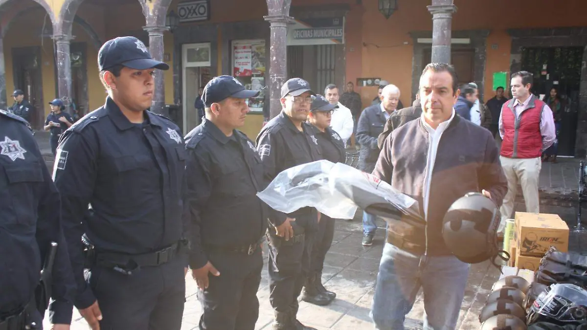 ALCALDE ENTREGA APOYOS FEDERALES Y ESTATALES A SEGURIDAD PUBLICA (1)
