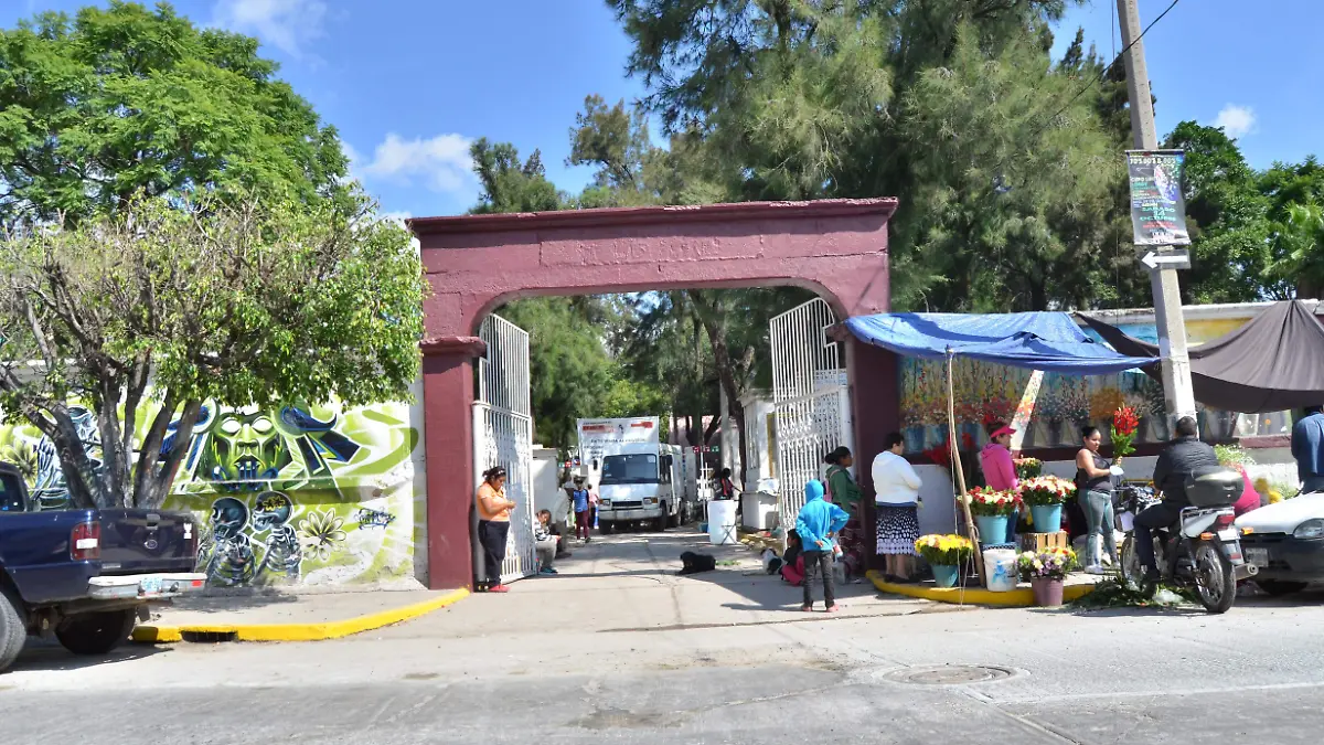 COMERCIANTES AFECTADOS POR CIERRE DE PANTEONES
