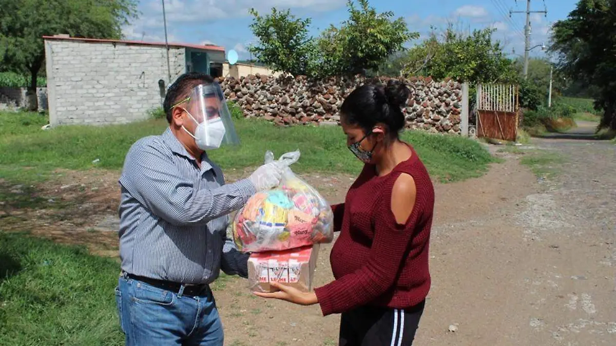 REALIZAN LA ENTREGA DE APOYOS ALIMENTARIOS (1)
