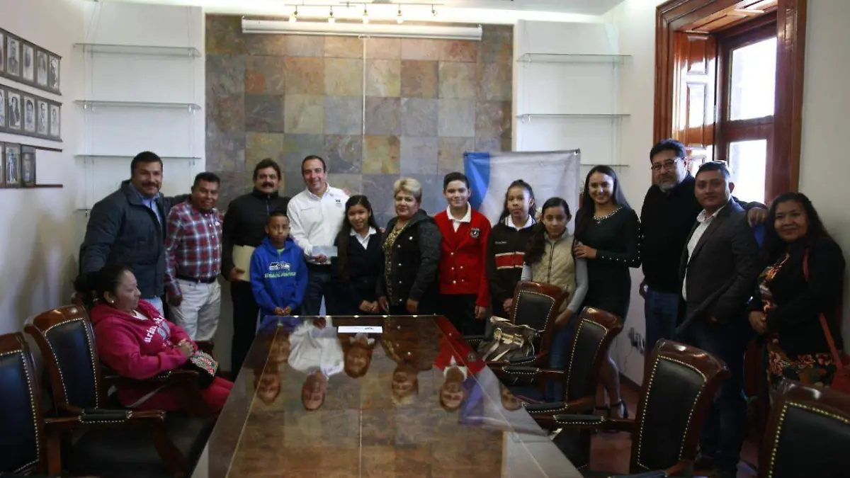 ALCALDE ENTREGA PREMIOS DEL RALLY DE CONOCIMIENTOS 2019 (1)