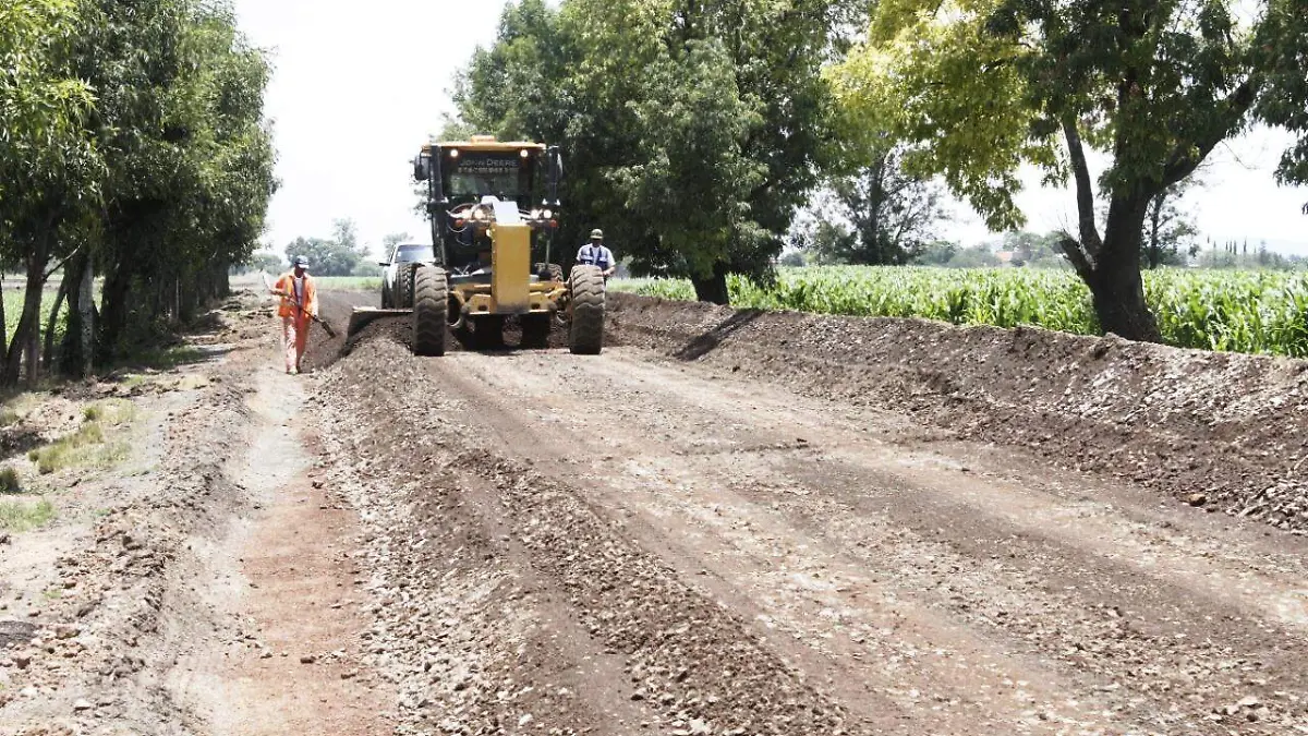 CONTINUAN TRABAJOS DEL CAMINO DE ACCESO (1)