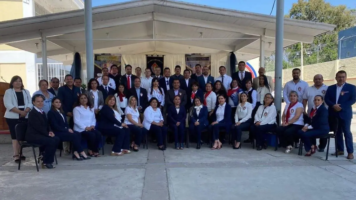 invitados especiales y personal directivos de la Benjamin