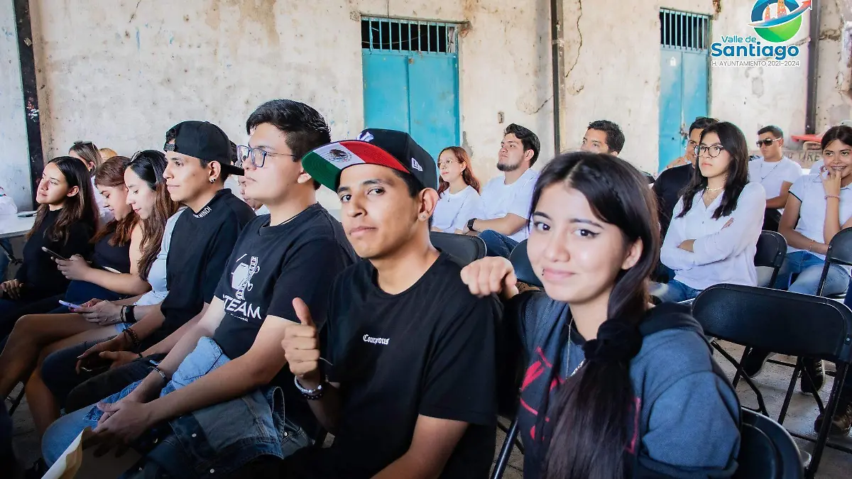 acuden jovenes al Rincon de Parangueo 1