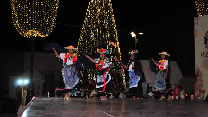 Salmantinos disfrutan del festival “Navidad con el corazón" / Carlos Cisneros 