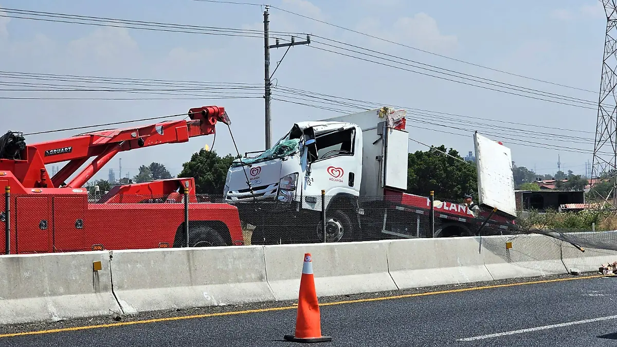 Choque en carretera de Valle de Santiago - Celaya deja  helados a los automovilistas 