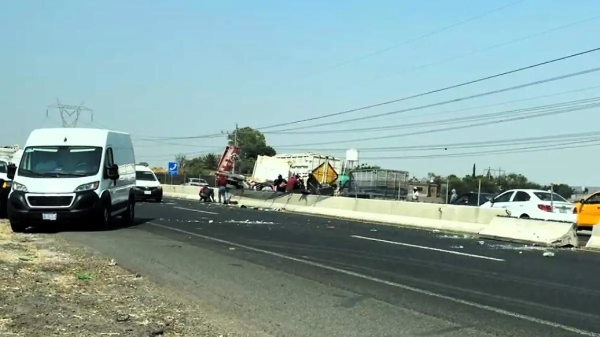 Choque en carretera de Valle de Santiago - Celaya deja helados a los automovilistas 