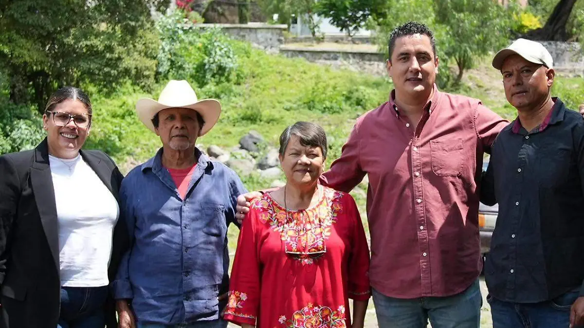 Los vecinos del lugar con el alcalde y la sìndica 3