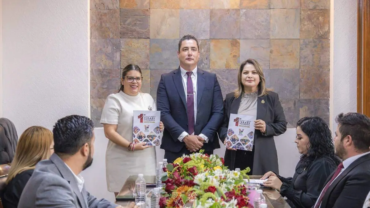 El alcalde con Paulina Rodrìguez y Elvira Paniagua