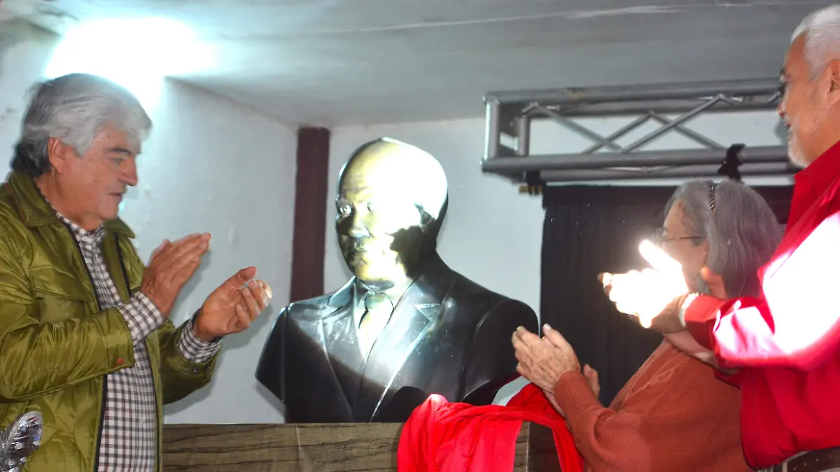 DEVELANBUSTOFAMILIA-MiguelManjarrez-SoldeSalamanca