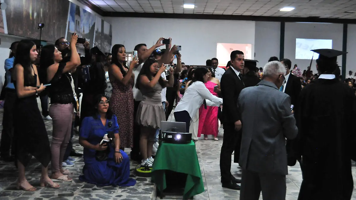 Familiares-acompañaron-a-los-graduados