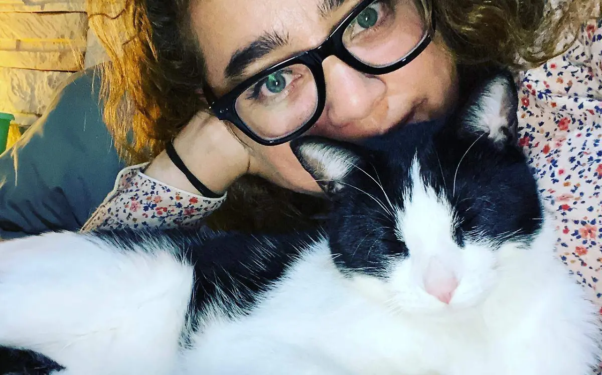 FOTO PRINCIPAL Abigail García disfruta de su gato Janis
